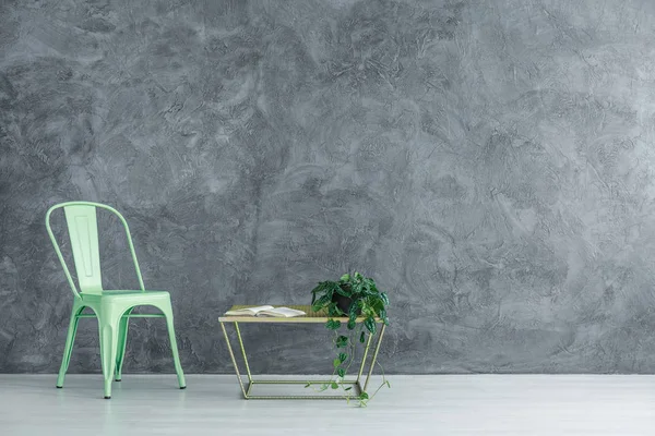 Мятное кресло против текстурированной стены — стоковое фото