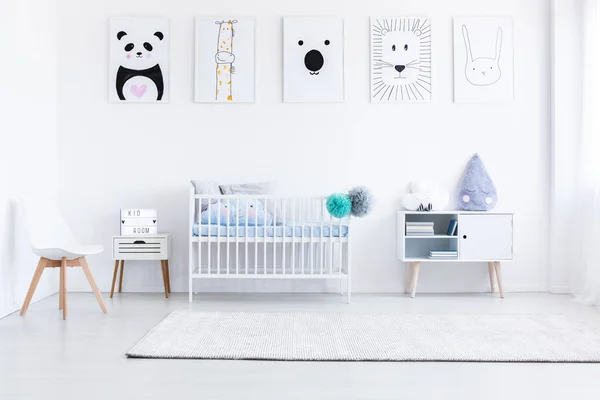 Dormitorio de niño con muebles blancos —  Fotos de Stock
