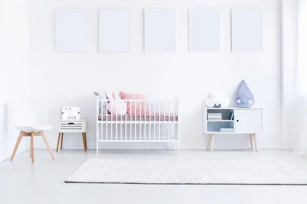 Dormitorio de niña con carteles blancos — Foto de Stock