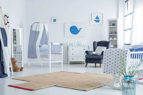 Alfombra marrón en el dormitorio del niño —  Fotos de Stock