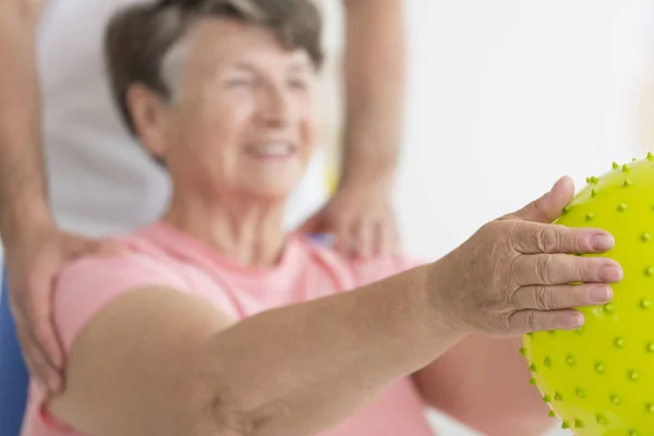 Paziente anziano con palla gialla — Foto Stock