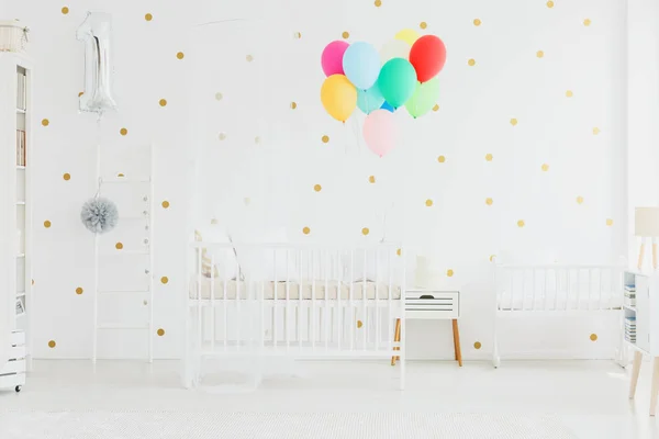 Globos coloridos en la habitación del bebé — Foto de Stock