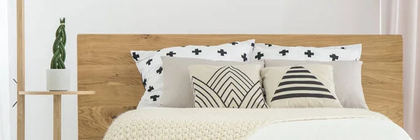 꽃무늬 베개 침대에 — 스톡 사진