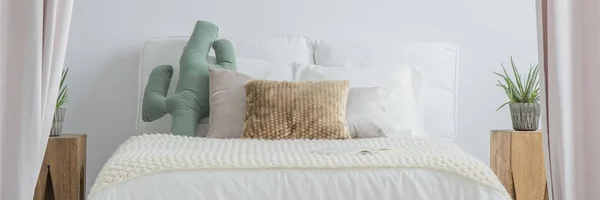 Белая кровать в светлой спальне — стоковое фото