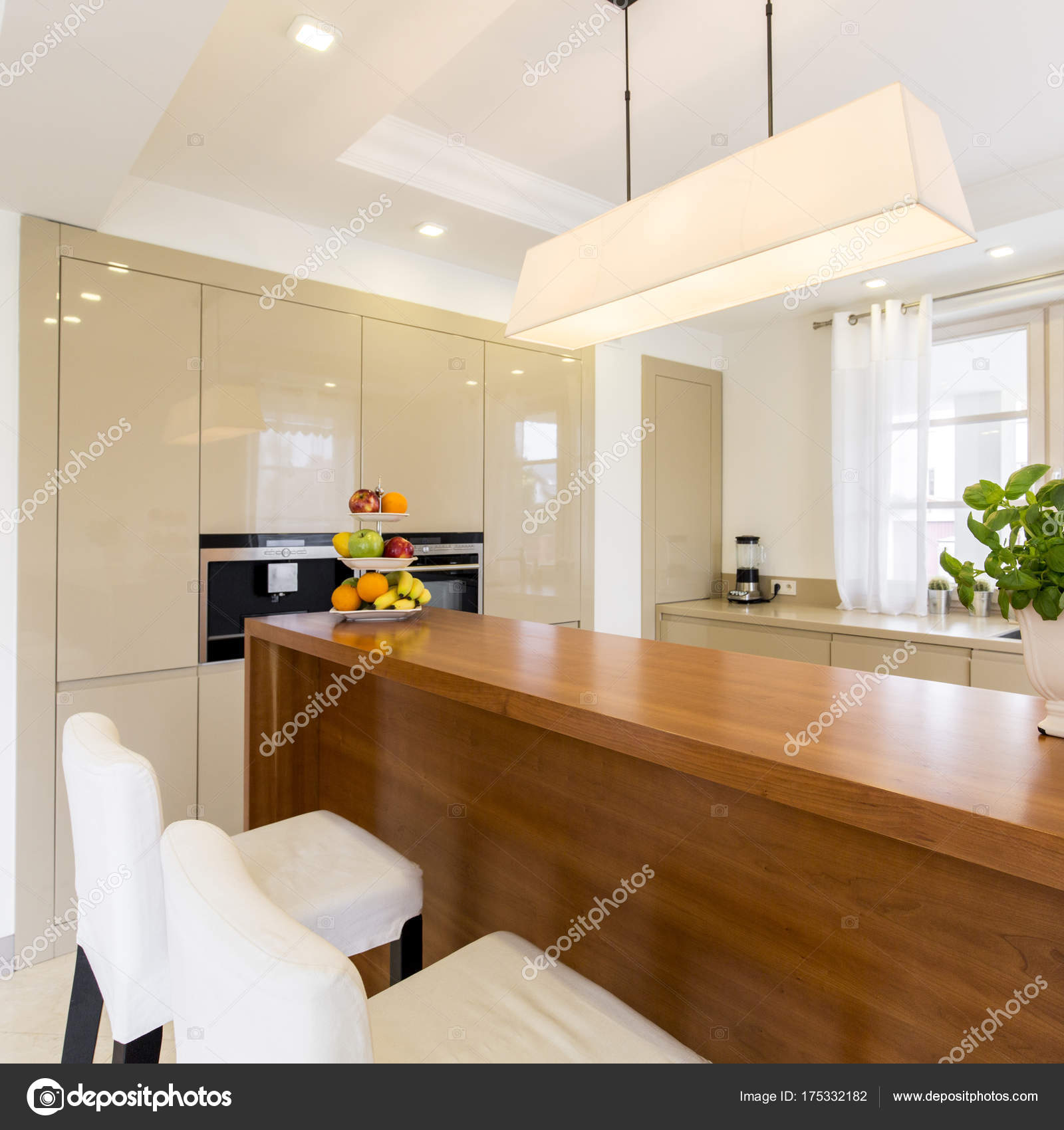 Funzionale angolo cottura con mobili in legno — Foto Stock ... Funzionale angolo cottura con mobili in legno — Foto Stock ...