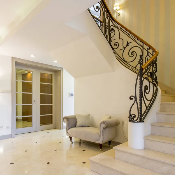 Pasillo ligero con hermosa escalera —  Fotos de Stock