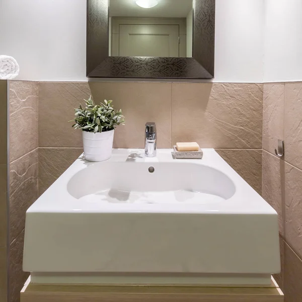 Zarif kare lavabo ile minimalist banyo — Stok fotoğraf