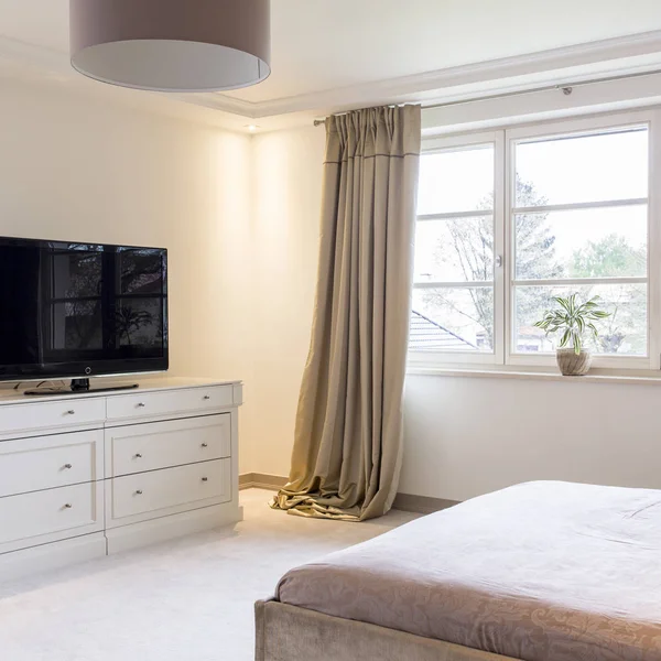 Geräumiges helles Schlafzimmer mit Bett, Fernseher — Stockfoto