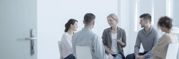 Terapeuta hablando con la gente — Foto de Stock