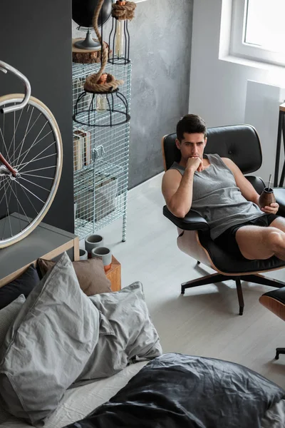 Man in een grijze kamer — Stockfoto