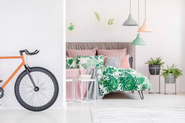 Siyah ve turuncu bisiklet