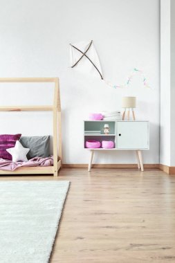 Beyaz uçurtma çocuğun yatak odasında