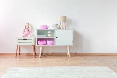 Çocuğun odasında pelüş tavşan