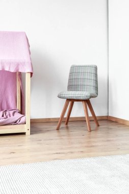 Yatak odasında gri klasik sandalye