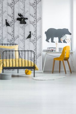 Masası tarafından geometrik sandalye