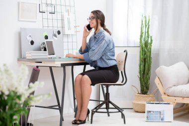 Telefonda konuşurken Yardımcısı