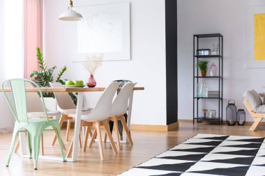 Bir apartman dairesinde yeşil sandalye