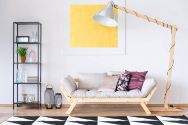 Aksesuarlar ile metal raf