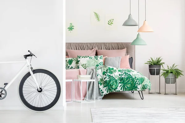 꽃 침실에 화이트 자전거 — 스톡 사진