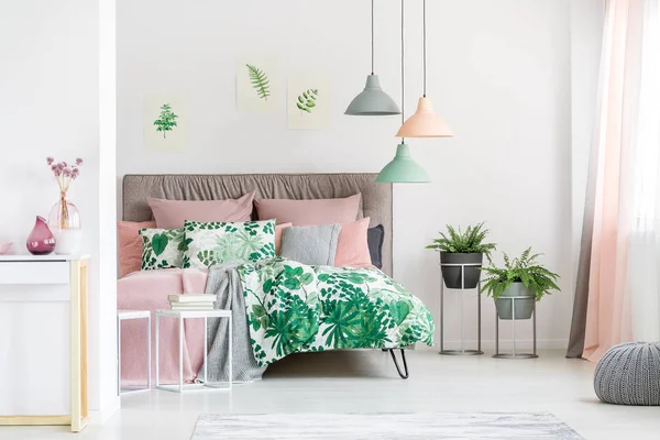 Blumenbettwäsche auf dem Bett — Stockfoto