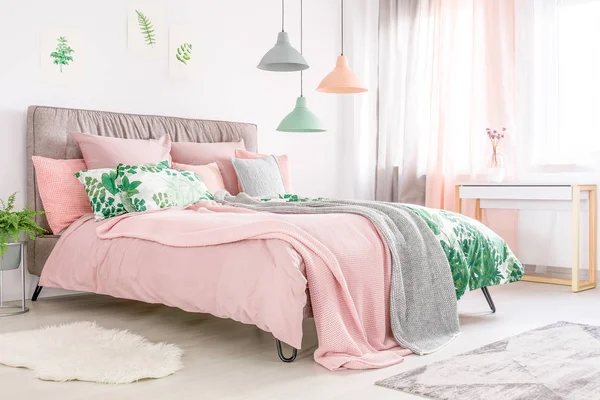 Cama con ropa de cama rosa pastel — Foto de Stock