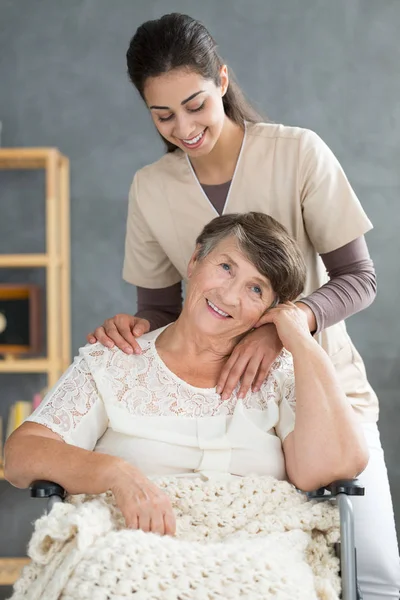 Souriant femme âgée et fille — Photo