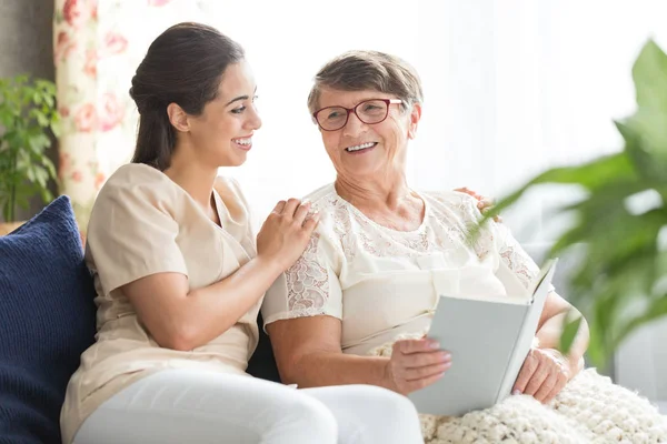 Hübsche Pflegerin und ältere Frau — Stockfoto