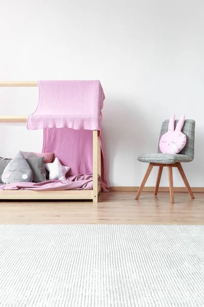 Lichte baby's slaapkamer met stoel — Stockfoto