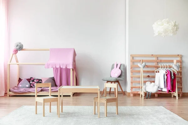 Mädchenkleidung im geräumigen Schlafzimmer — Stockfoto