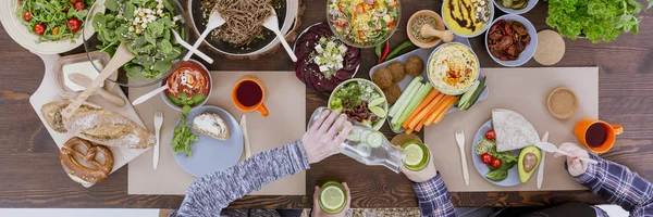 Tabel fuld af vegetariske retter - Stock-foto