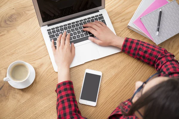 Frau tippt auf Tastatur — Stockfoto