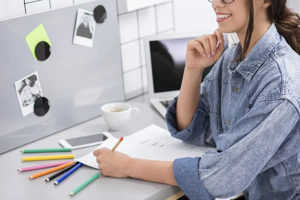 Chica dibujo en el trabajo —  Fotos de Stock