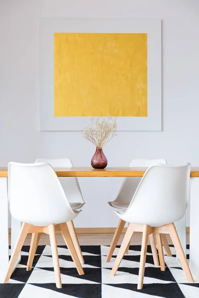 Белые стулья в столовой — стоковое фото