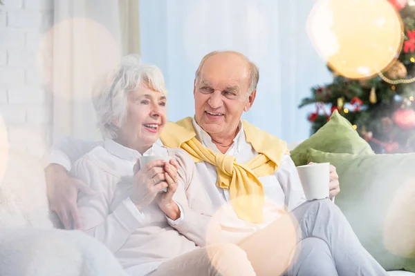 クリスマス期間中に高齢者のカップル — ストック写真