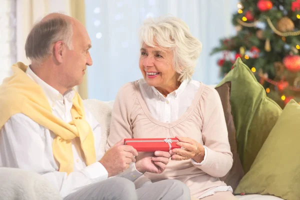 Kleine rode doos als een geschenk — Stockfoto