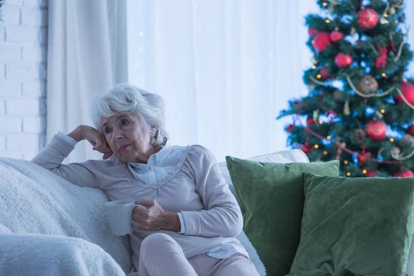 Sênior feminino solitário durante o Natal — Fotografia de Stock