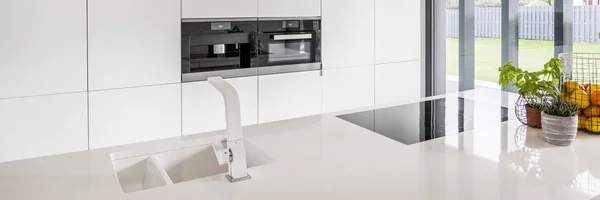 Küche mit glänzender Arbeitsplatte — Stockfoto