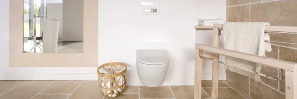 Toilet sederhana dengan keranjang dikepang — Stok Foto