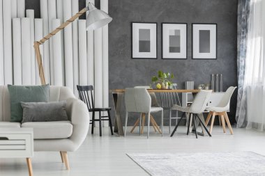 Yemek salonunda bej kanepe