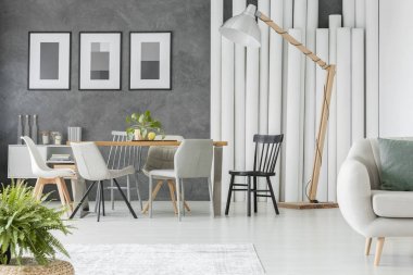 Yemek salonunda dekoratif tüpler