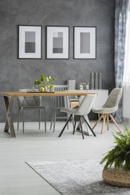 Posterler ile klasik yemek odası