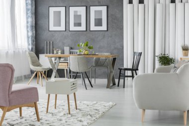 Çok fonksiyonlu salon tablo ile