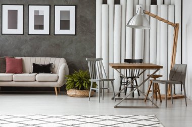 Lamba tasarımcı yemek masası üzerinde