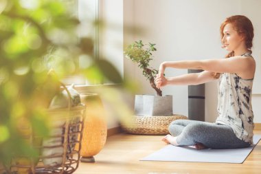 Ellerini uzanan kadın