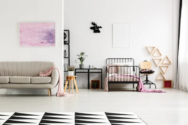 Geräumiges Mädchenschlafzimmer mit Stuhl — Stockfoto