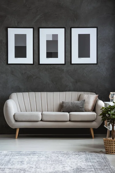 Kifinomult nappali kihúzható kanapéval — Stock Fotó