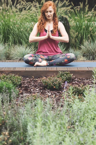 Mujer caucásica meditando —  Fotos de Stock