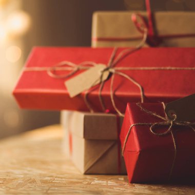 Ekolojik kağıda sarılmış hediyeler