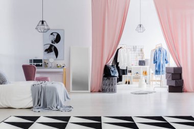 Soyunma odası pembe perdeler ile