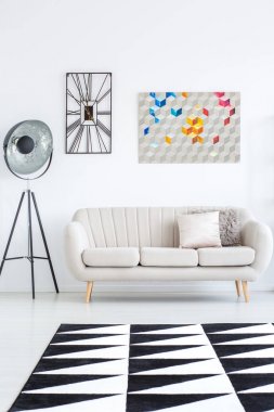 Geometrik halı ile oturma odası